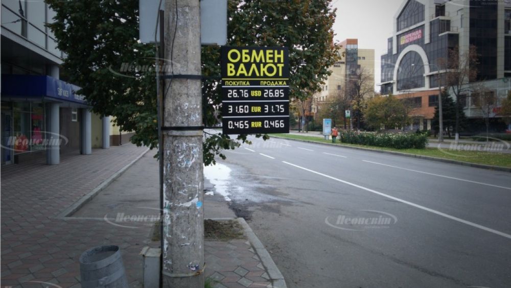 Рекламный указатель на столб
