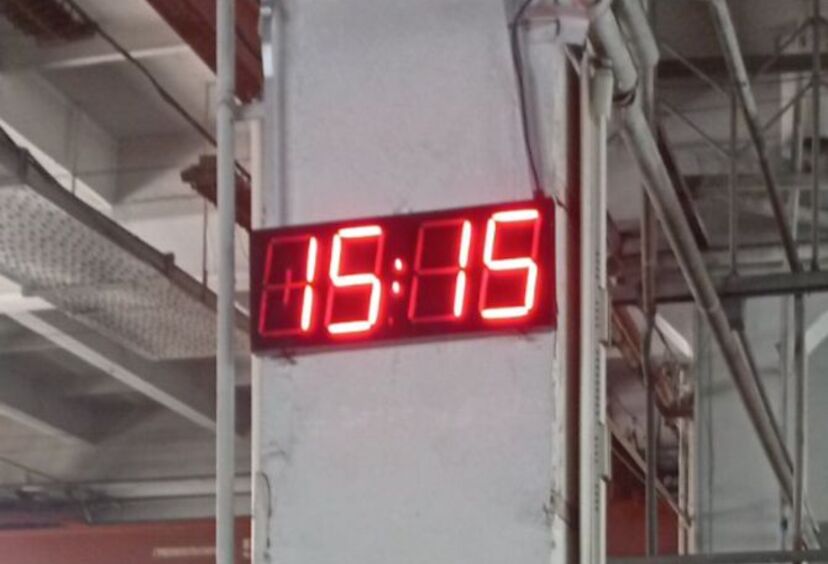 Неоновые часы. Уличные часы на стену
