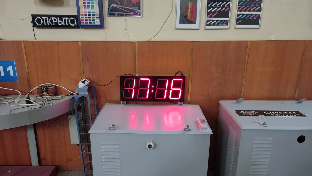 Неоновые часы. Уличные часы на стену