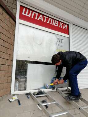 Демонтаж старой существующей пленки с окон