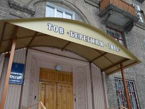 Навесной козырек из алюминиевого композита 3 мм в сочетании с рекламной вывеской