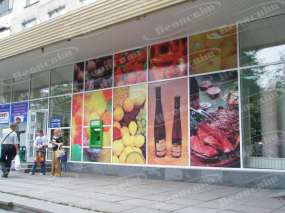 обклеювання вітрин продуктового супермаркету