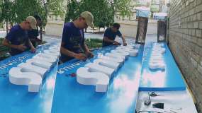 збирання світлової рекламної вивіски
