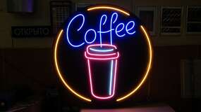 світлова вивіска coffee