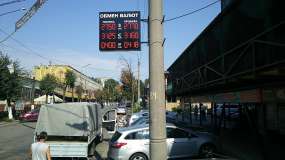 Світлодіодне табло на стовпі в роботі